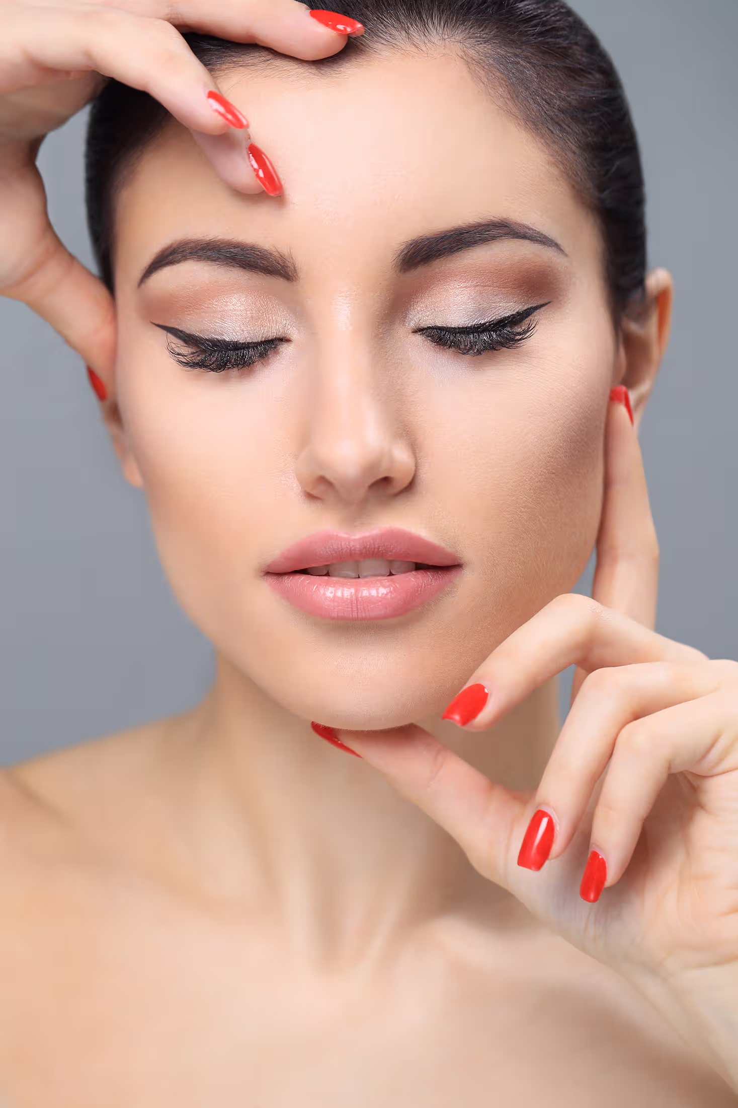 Stymualtory tkankowe 1 woman nude makeup red nail polish